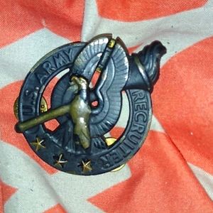 Vintage U.S ARMY RECRUITER hat pin